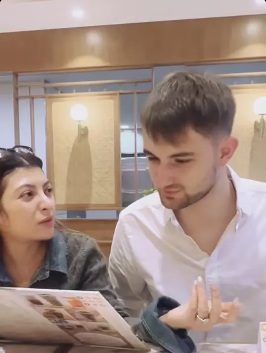 Sebelumnya, Sarah Keihl didampingi Ibunya ikut menggelar makan malam di sebuah restoran mewah di Jakarta. Sarah Keihl makin akrab dengan keluarga sang suami. (Liptuan6.com/IG/sarahkeihl)