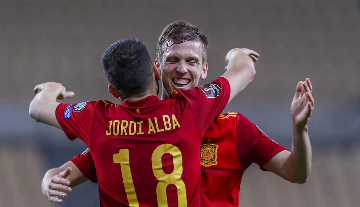 Pemain Spanyol Dani Olmo (belakang) mendapat selamat dari rekan setimnya Jordi Alba usai mencetak gol ke gawang Kosovo pada pertandingan Grup B babak kualifikasi Piala Dunia 2022 antara di Stadion La Cartuja, Seville, Spanyol, Rabu (31/3/2021). Spanyol menang 3-1. (AP Photo/Miguel Angel Morenatti)