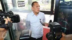 Chairuman Harahap memberi keterangan kepada awak media di Gedung KPK, Jakarta, Selasa (11/10). Politisi Golkar itu diperiksa terkait kasus dugaan korupsi pengadaan KTP Elektronik tahun 2011-2012. (Liputan6.com/Helmi Affandi)