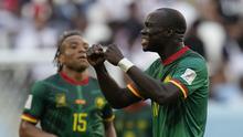 Penyerang Kamerun Vincent Aboubakar berselebrasi setelah mencetak gol kedua untuk timnya ke gawang Serbia pada matchday 2 Grup G Piala Dunia 2022 di Al Janoub Stadium, Senin (28/11/2022). Kemenangan ini membawa Kamerun duduk di posisi ketiga dengan satu angka. Sementara, Serbia ada di bawahnya dengan poin yang sama. (AP Photo/Francisco Seco)