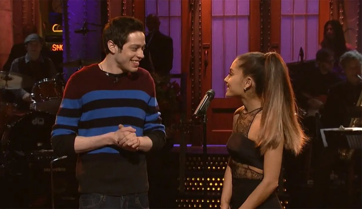 Keduanya miliki selera humor yang sama. Ariana Grande seringkali mengunggah video tentang dirinya yang tertawa terbahak-bahak karena lelucon Pete. (Youtube)