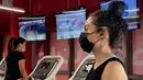 Seorang wanita mengenakan masker berlatih di sebuah gym di Riyadh, Arab Saudi (23/6/2020). Pemerintah Arab Saudi mulai membuka kembali kegiatan perekonomian setelah melonggarkan lockdown Covid-19. (AFP Photo/Rania Sanjar)