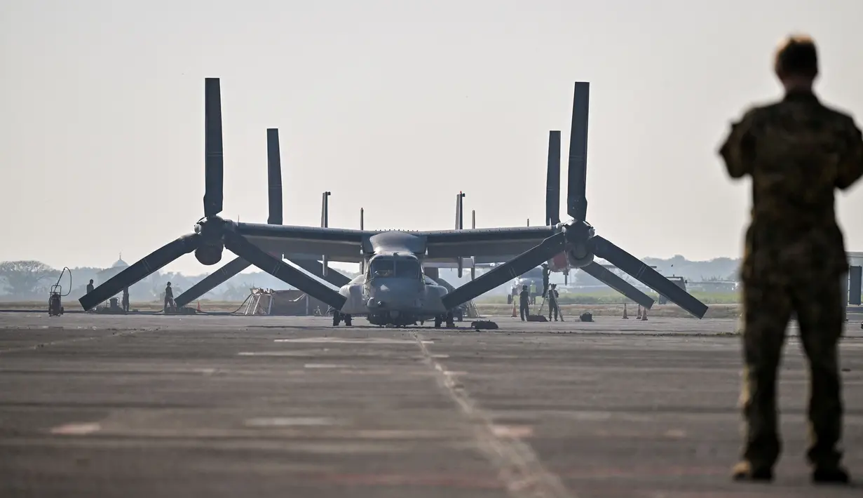 Sebuah pesawat Bell Boeing V-22 Osprey terparkir di landasan saat upacara pembukaan latihan militer gabungan Super Garuda Shield di Pusat Penerbangan Angkatan Laut Indonesia di Sidoarjo, Jawa Timur pada 26 Agustus 2024. (JUNI KRISWANTO/AFP)