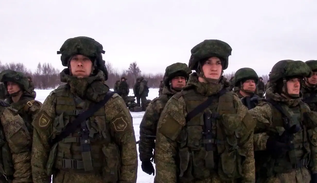 Pasukan terjun payung Rusia bersiap menaiki pesawat kargo militer untuk berangkat ke Kazakhstan di bandara Ivanovo (6/1/2022). Puluhan orang tewas dalam kerusuhan di Kazakhstan saat menyerbu gedung-gedung pemerintah. (AFP/Handout/Russian Defence Ministry)