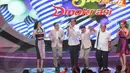 Di awal acara, Jokowi & Aburizal Bakrie alias Ical tampak berdangdut ria di acara D'terong Show yang ditayangkan Indosiar, Rabu (09/04/14) (Liputan6.com/Herman Zakharia)