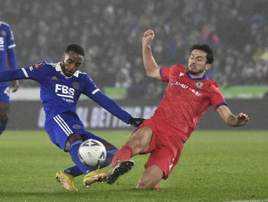 Bek Leicester City Ricardo Pereira berebut bola dengan bek Blackburn Rovers, Lewis Travis pada laga putaran ke-5 Piala FA 2022/2023 di Stadion King Power, Rabu (1/3/2023), dini hari WIB. Leicester City harus menyerah 1-2 saat menjamu Blackburn Rovers. (AP Photo/Rui Vieira)