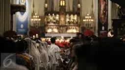 Perarakan rombongan Misdinar, Prodiakon dan Romo saat perayaan misa malam Natal di Gereja Katedral, Jakarta, Kamis (24/12). Perayaan Natal 2015 mengangkat tema "Hidup Bersama Sebagai Keluarga Allah". (Liputan6.com/Faizal Fanani)