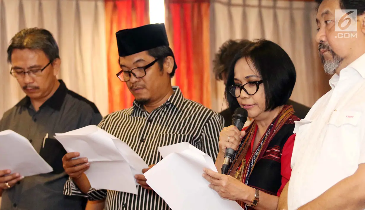 Sejumlah tokoh, aktivis, dan akademisi membacakan poin dalam 'Seruan Moral Kebinekaan' di Jakarta, Selasa (20/2). Ketiga, Presiden Jokowi berulang kali menegaskan bahwa tidak ada tempat intoleransi di Indonesia. (Liputan6.com/Angga Yuniar)
