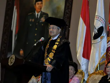 Mantan Perdana Menteri Malaysia Mahathir Mohamad memberikan orasi saat Dies Natalis ke-17 Universitas Bung Karno di Jakarta, Senin (25/7). Orasi ilmiah Mahathir bertema Membangun Kemandirian Ekonomi dan Pemerintahan Bersih. (Liputan6.com/Johan Tallo)