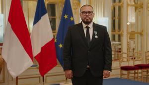 Sineas Joko Anwar menerima gelar prestisius dari Pemerintah Prancis, Chevalier de l'Ordre des Arts et des Lettres, atas kontribusinya untuk sinema global. (Foto: Dok. Instagram @jokoanwar)