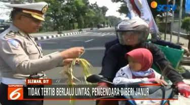 Dengan disematkannya janur, pengendara diharap selalu ingat pernah melanggar aturan sebelumnya, sehingga bisa lebih berhati-hati dan disiplin saat berkendara.