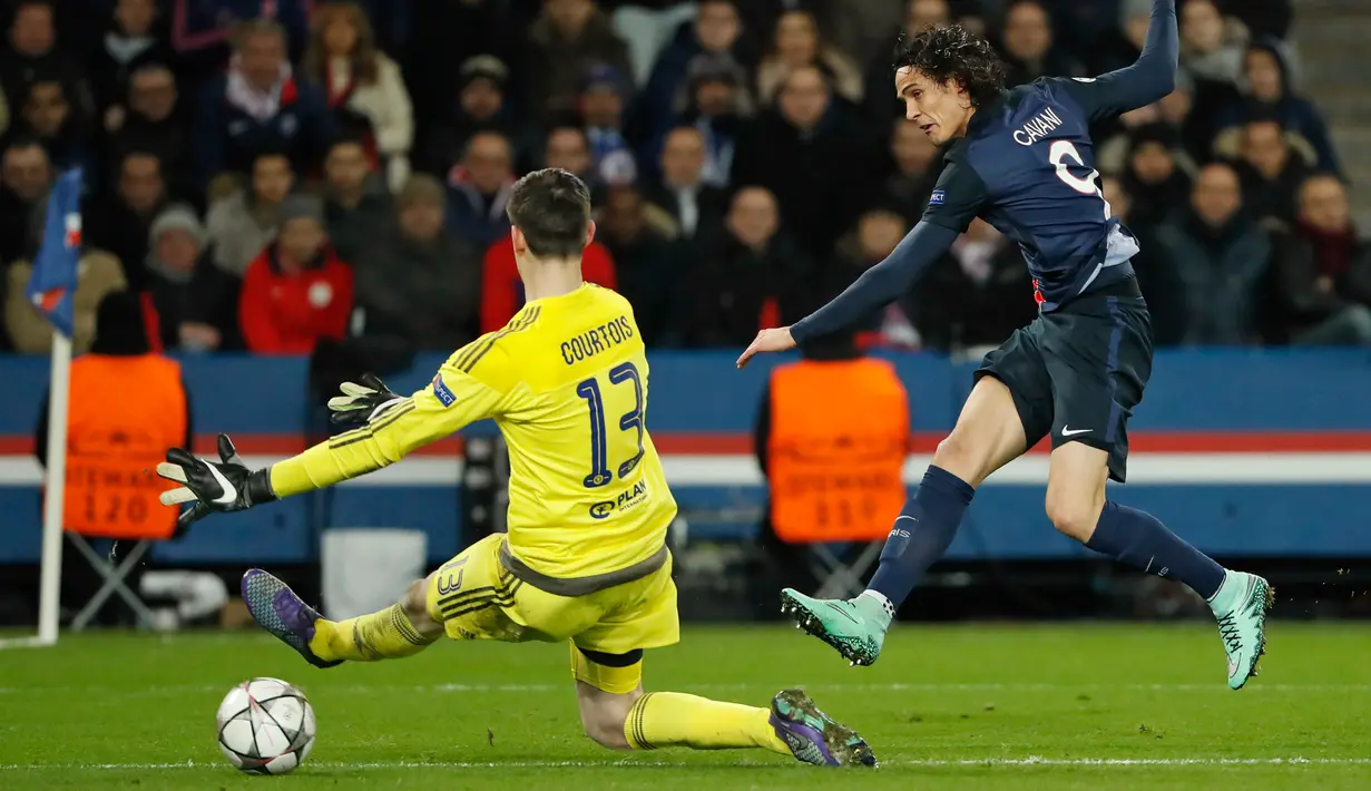 Kiper Chelsea, Thibaut Courtois (kiri) gagal mengahalau bola tendangan penyerang PSG, Edinson Cavani pada leg pertama Babak 16 besar Liga Champions di Parc des Princes, Paris, Rabu (17/2). PSG menang atas Chelsea dengan skor 2-1. (Reuters/Benoit Tessier)