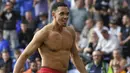 Pemain Liverpool, Trent Alexander-Arnold (kanan) melakukan selebrasi dengan membuka baju setelah mencetak gol kemenangan timnya ke gawang Leicester City dalam laga lanjutan Liga Inggris 2024/2025 di King Power Stadium, Leicester, Inggris, Sabtu (20/04/2025) waktu setempat. (AFP/Darren Staples)