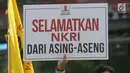 Massa mengatasnamakan Alumni Universitas Indonesia membawa poster saat mengawal sidang perdana sengketa Pilpres 2019 di gedung Mahkamah Konstitusi (MK), Jumat (14/6/2019). Massa menggunakan rompi kuning dan membawa beberapa atribut, diantaranya spanduk dan beberapa banner. (merdeka.com/Imam Buhori)