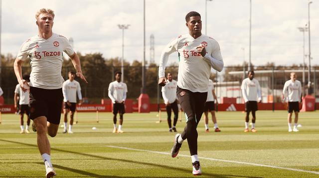 Pemain Manchester United, Rasmus Hojlund (kiri), dan Marcus Rashford, menjalani sesi latihan ringan dengan berlari di Carrington, Jumat (15/9/2023). (X/@ManUtd)