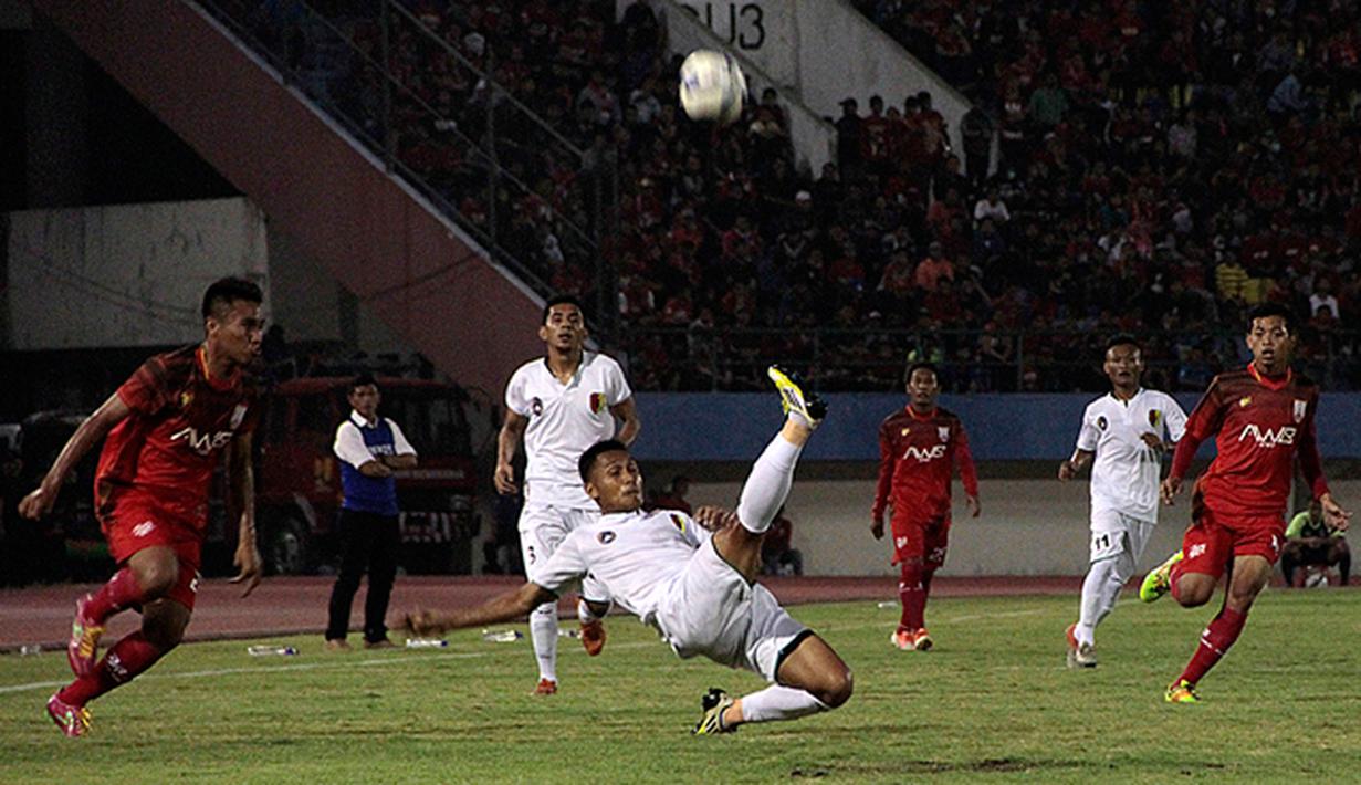 Pemain PPSM Magelang, Imam Sahid melakukan salto saat bertanding melawan Persis Solo pada laga perdana grup C Piala Kemerdekaan di Solo, Jateng, Sabtu (15/8/2015). Persis takluk 2-3 dari PPSM. (Bola.com/Vincensius Sarwono)