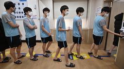 Pemuda Korea Selatan mengambil bagian dalam pemeriksaan kesehatan untuk wajib militer, saat negara itu mengharuskan hampir semua warga negara laki-lakinya yang berbadan sehat untuk melayani militer, di Administrasi Tenaga Kerja Militer Daerah Seoul di Seoul pada 7 Februari 2022. (Jung Yeon-je/AFP)