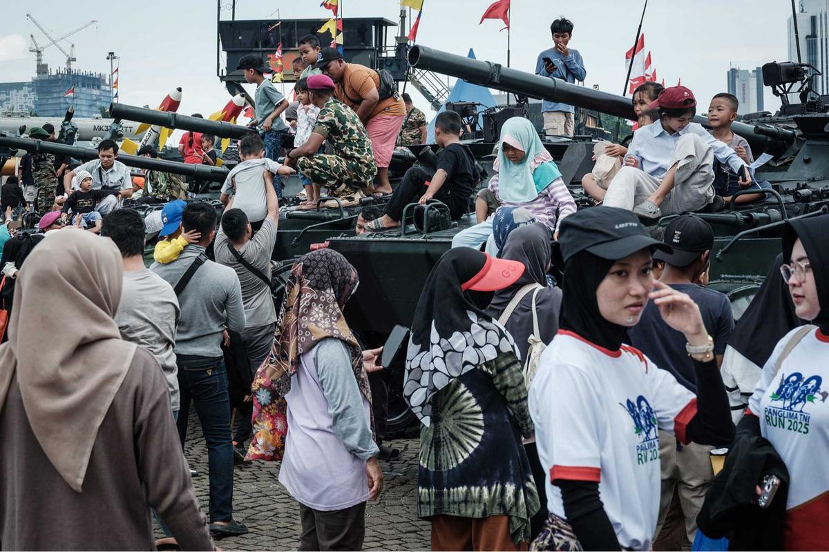 FOTO: Warga Serbu Hari Terakhir TNI Fair 2025 di Monas
