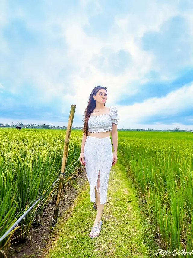 Sudah Punya 4 Anak, Ini 6 Potret Celine Evangelista Pamer Perut Rata