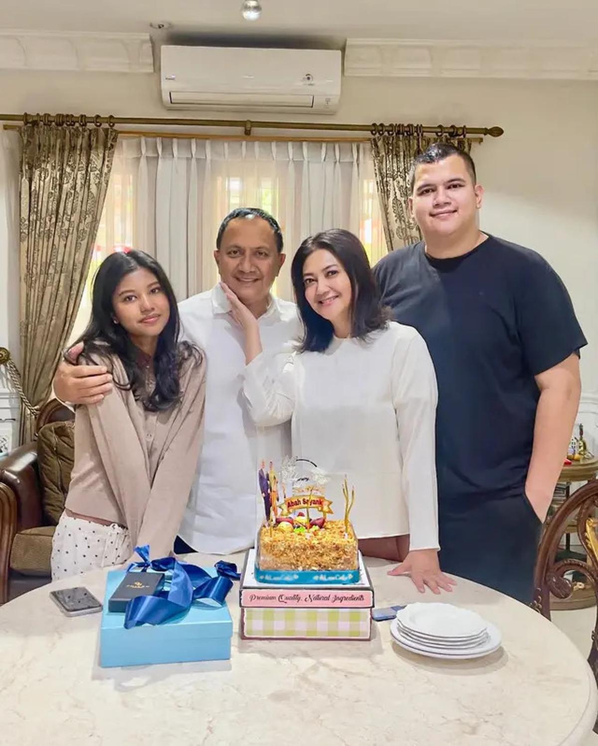 8 Potret Kedekatan Bella Saphira dengan Putra Sambungnya, Momen Pengajian saat Mantu Bikin Haru