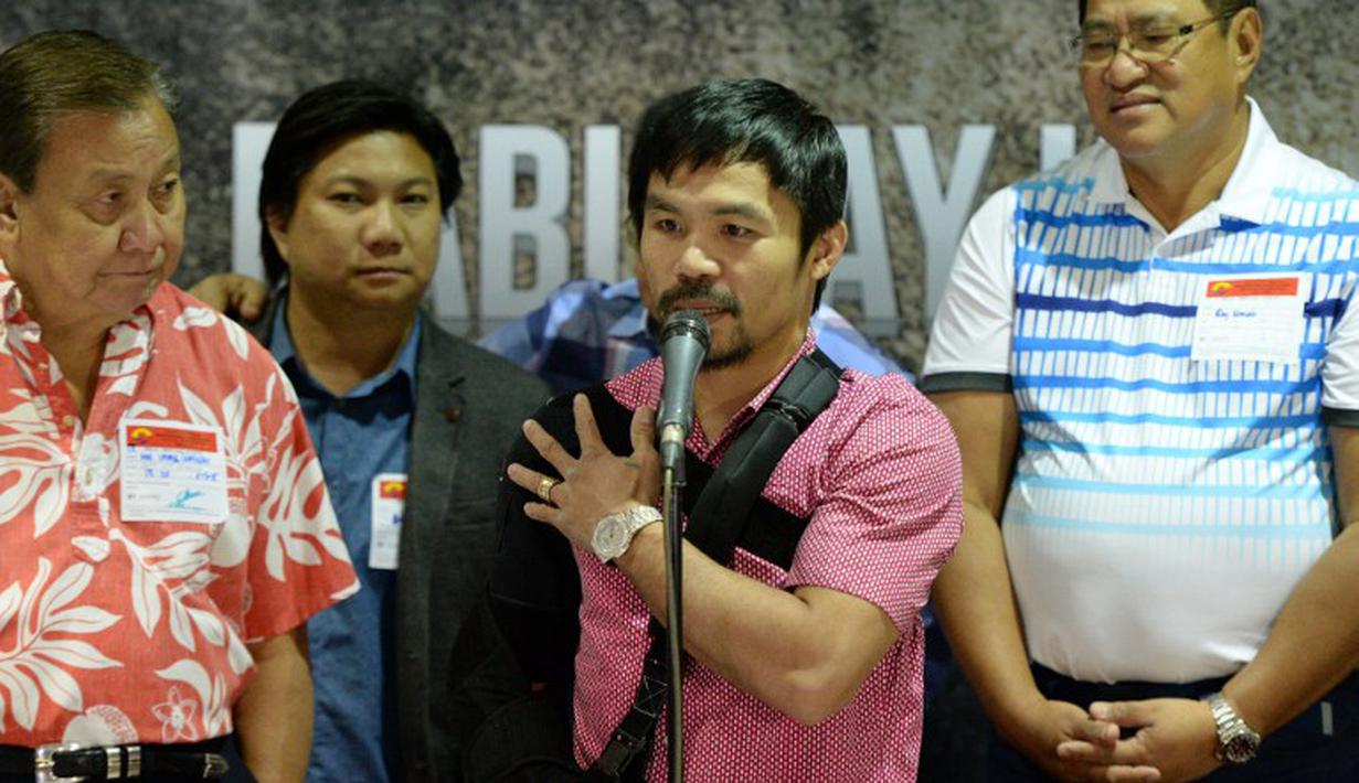 Manny Pacquiao memberikan keterangan pers sesaat setelah tiba di Bandar udara Internasional Manila. (AFP PHOTO/TED ALJIBE)
