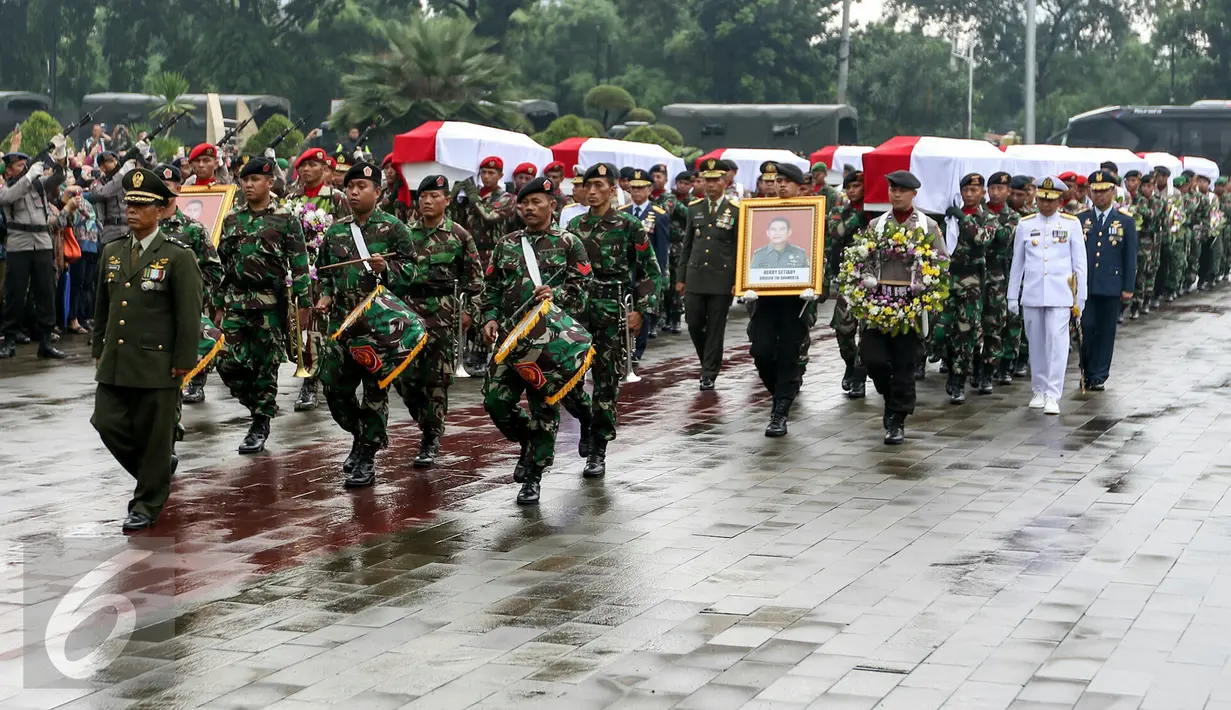 Jenazah korban jatuhnya helikopter di Poso tiba TMP Kalibata, Jakarta, Selasa (22/3). Sebelumnya dilangsungkan upacara pelepasan jenazah yang dipimpin oleh Presiden Jokowi di Lanud Halim Perdana Kusuma. (Liputan6.com/Yoppy Renato)