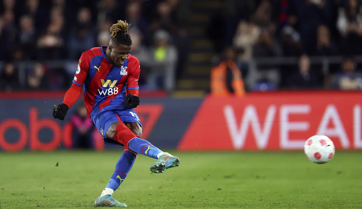 Sayangnya, The Gunners yang kali ini banyak mendapatkan peluang, malah kembali kebobolan pada menit ke-72 usai Odegaard melanggar Wilfried Zaha di kotak terlarang. Zaha yang maju sebagai eksekutor berhasil menuntaskan tugasnya. (AP/Ian Walton)
