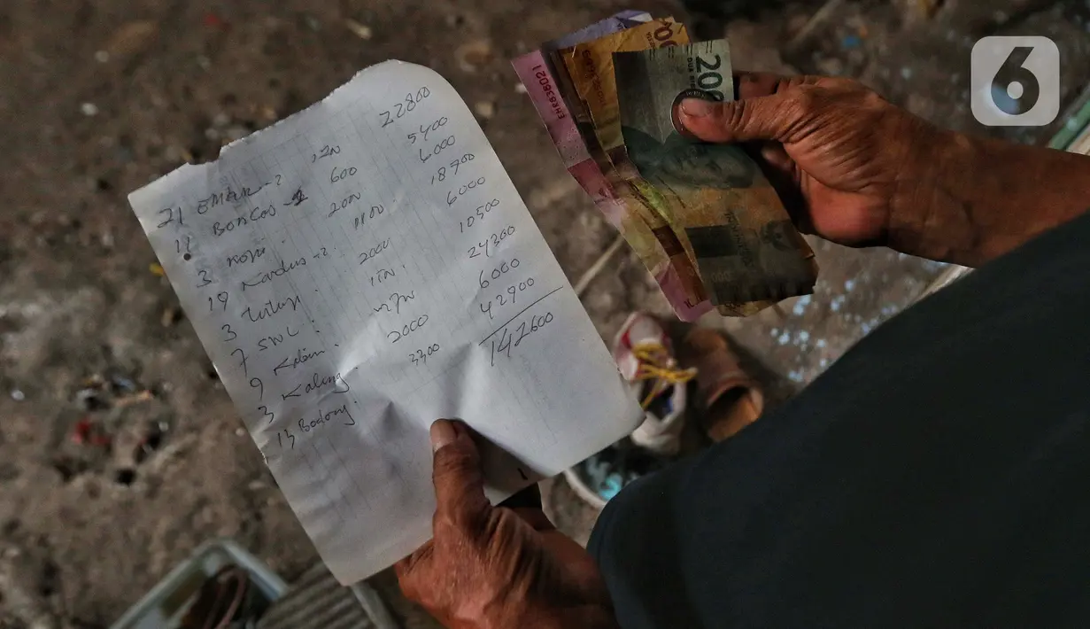 <p>Sampah tersebut mempunyai nilai jual yang cukup lumayan, seperti botol bekas minuman yang jika beliau jual ke pabrik daur ulang per kilo dihargai 5 ribu. (Liputan6.com/Angga Yuniar)</p>