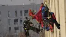 Sejumlah orang berpakaian superhero turun dari atap untuk memberi kejutan di jendela kamar pasien anak di bangsal Pediatri rumah sakit San Paolo di Milan, Italia, Rabu (15/12/2021). Aksi Spiderman dkk itu untuk menghibur anak-anak yang dirawat di rumah sakit tersebut. (AP Photo/Luca Bruno)