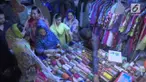 Menyambut Hari Raya Idul Fitri 1 Syawal 1439 Hijriah, warga Pakistan berbelanja kebutuhan lebaran di pasar malam.