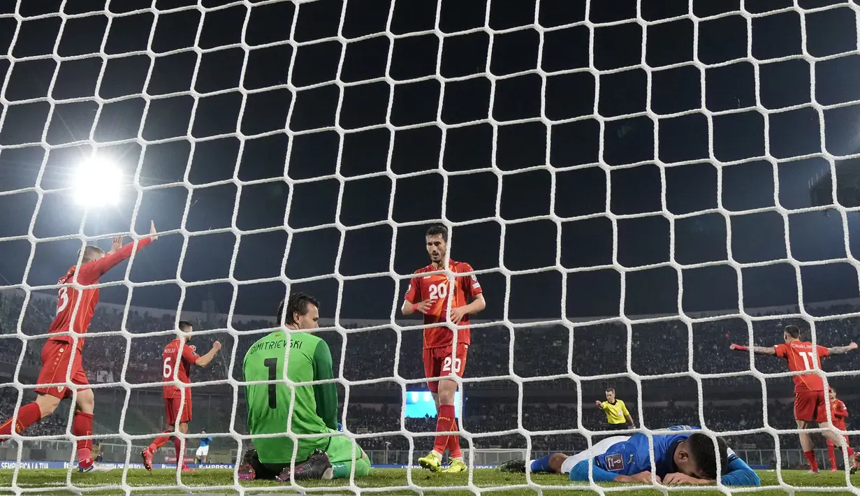 Para pemain Makedonia Utara merayakan kemenangan atas Italia pada pertandingan play-off kualifikasi Piala Dunia 2022 di stadion Renzo Barbera, di Palermo, Italia, Jumat (24/3/2022). Dengan hasil ini Italia gagal melaju ke putaran Piala Dunia 2022 Qatar. (AP Photo/Antonio Calanni)