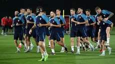 Para pemain Kroasia mengikuti sesi latihan di tempat latihan Al Erssal, Doha, Qatar, Rabu (30/11/2022). Sebelumnya Kroasia berhasil mengalahkan Kanada dengan skor 4-1. (OZAN KOSE/AFP)
