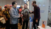 Wakil Ketua Umum GPFI Ferry Soetikno dan Wakil Wali Kota Solo Teguh Prakosa saat meninjau pameran usai pembukaan Rakerna GPFI 2023 di Hotel Alila, Solo, Jumat (8/9).(Liputan6.com/Fajar Abrori)