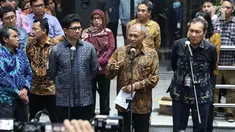 Tiga Pimpinan KPK, Laode M Syarif, Agus Rahardjo dan Saut Situmorang (kiri ke kanan) memberi keterangan, Jakarta, Kamis (12/9/2019). Pimpinan KPK membantah penyataan Alexander Marwata yang menyebut pengumuman pelanggaran kode etik tidak diketahui oleh pimpinan KPK. (Liputan6.com/Helmi Fithriansyah)