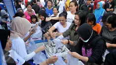 Warga menyerbu pasar ikan murah di Pelataran Parkir Sarinah, Thamrin, Jakarta Pusat, Minggu (26/6). Kementerian Kelautan dan Perikanan (KKP) menggelar acara pasar ikan murah dalam rangka kegiatan ramadan. (Liputan6.com/Gempur M Surya)