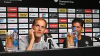 Pelatih Paris Saint-Germain, Thomas Tuchel dan Gianluigi Buffon pada sesi konferensi pers di ICC 2018, Singapura. (Bola.com/Wiwig Prayugi)