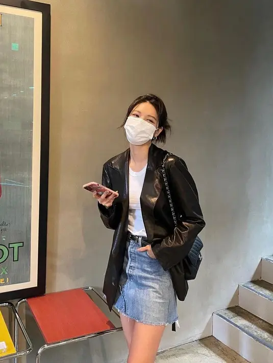 Aktris Sooyoung terlihat kece dalam balutan leather jacket dengan white t-shirt yang dipadukan dengan denim skirt sebagai bawahan. (Instagram/sooyoungchoi).