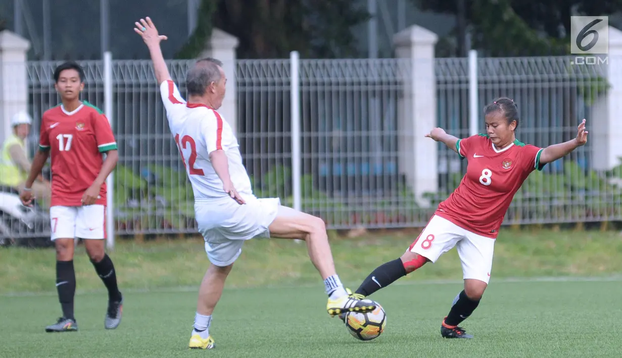 Pemain Timnas Wanita Indonesia berebut bola dengan pemain tim Indonesian Football Ambassador di Lapangan C Kompleks GBK, Jakarta, Kamis (5/4). Uji tanding ini persiapan jelang Piala AFF Wanita 2018. (Liputan6.com/Helmi Fithriansyah)