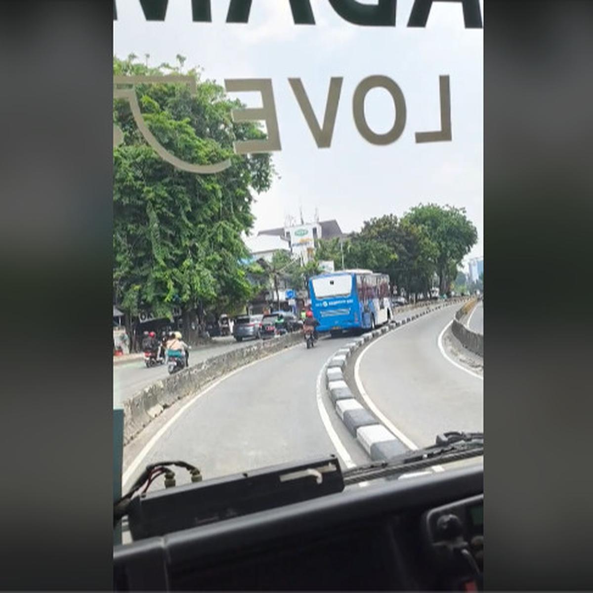 Mobil Damkar Lewat Jalur Busway, Bus TransJakarta di Depannya Langsung Mengalah