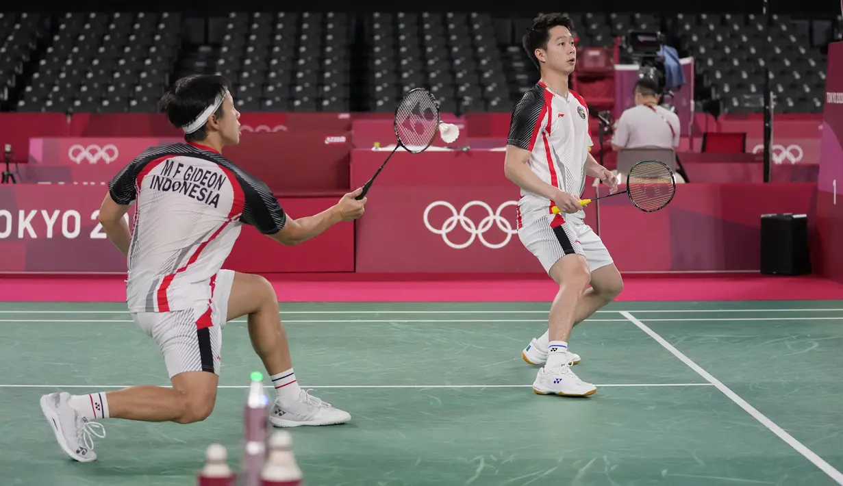 Permaianan Marcus/Kevin semakin konsisten setelah interval gim kedua, sedangkan pasangan Satwiksairaj/Chirag beberapa kali melakukan kesalahan. Dominasi mereka akhirnya menutup gim kedua dengan skor 21-12. (Foto: AP/Dita Alangkara)