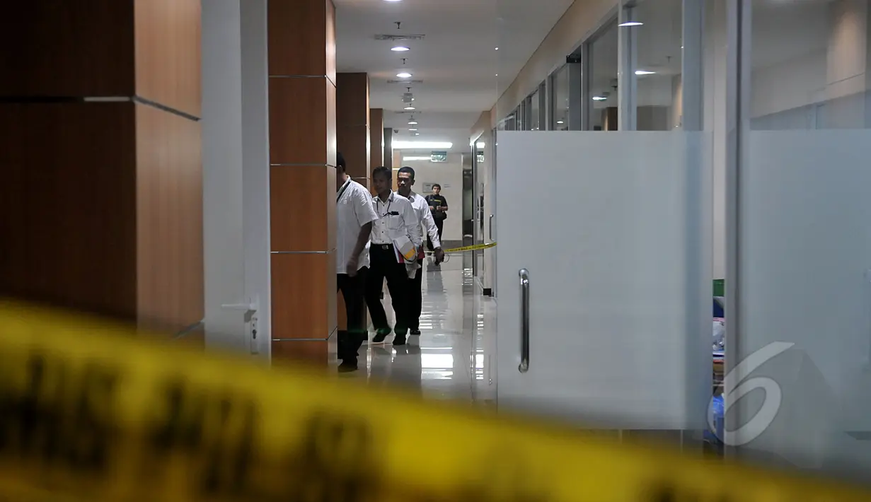 Anggota Bareskrim Mabes Polri menggeledah ruang kerja Wakil Ketua DPRD DKI Jakarta Abraham Lunggana di Lantai 9 Gedung DPRD, dan ruangan Komisi E DPRD, Jakarta, Senin (27/4/2015). Pemeriksaan ruang kerja ini terkait kasus UPS.(Liputan6.com/JohanTallo)