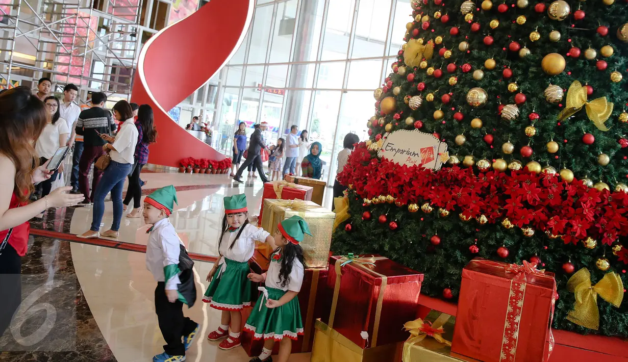 Sebuah pohon natal yang cantik telah terpasang di Emporium Pluit Mall, Jakarta Utara, Jumat (11/12/2015). Menyambut natal dan tahun baru 2016, Emporium Mall Pluit menyajikan aneka acara untuk menghibur para pengunjung. (Liputan6.com/Faizal Fanani)