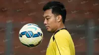Bek Arema Cronus, Hamka Hamzah, berlatih jelang final Torabika Bhayangkara Cup 2016 melawan Persib Bandung di Stadion Utama Gelora Bung Karno, Jakarta, Sabtu (2/4/2016). (Bola.com/Vitalis Yogi Trisna)