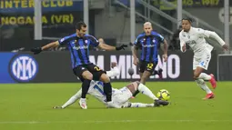 Pemain Inter Milan, Henrikh Mkhitaryan, berebut bola dengan pemain Empoli, Jean-Daniel pada laga Liga Italia di Stadion Giuseppe Meazza, Milan (23/1/2023). Skuad asuhan Simone Inzaghi dipermalukan sang tamu dengan skor 0-1. (AP Photo/Luca Bruno)
