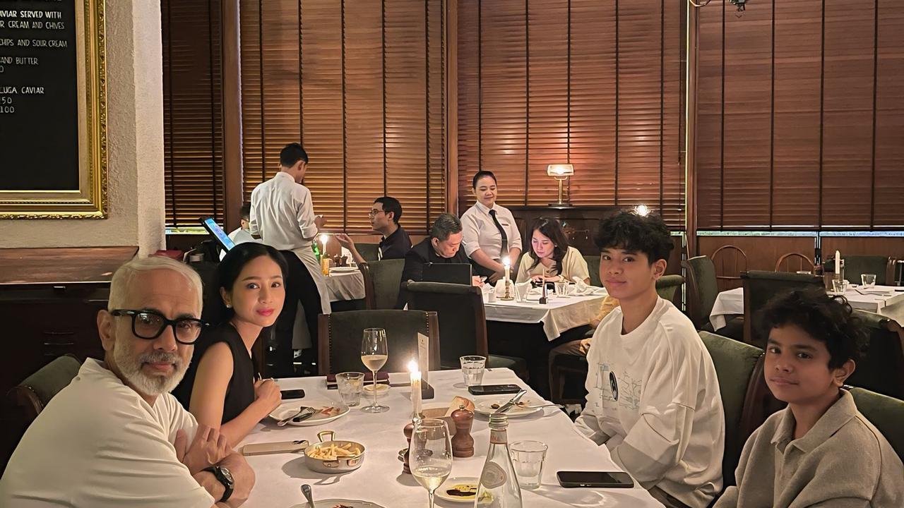 7 Potret Bunga Zainal Dinner Bareng Keluarga, Salfok 2 Anak Lelakinya Sudah Besar dan Ganteng Semua