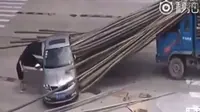 Sedan Skoda Rapid tertusuk banyak bambu dalam insiden kecelakaan di China