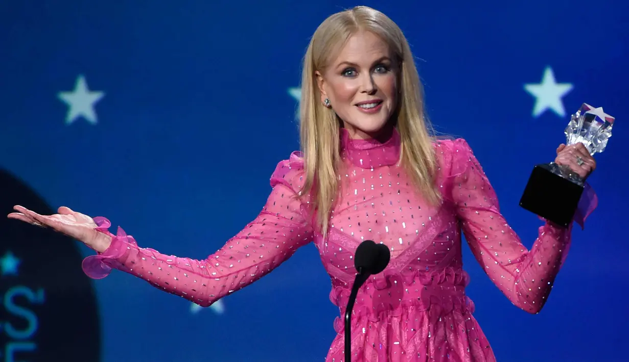 Nicole Kidman saat menerima penghargaan untuk aktris terbaik di sebuah film yang dibuat untuk serial TV atau seri terbatas untuk "Big Little Lies" di Critics Choice Awards ke-23 di Barker Hangar di Santa Monica, California, AS (11/1). (AP/Chris Pizzello)