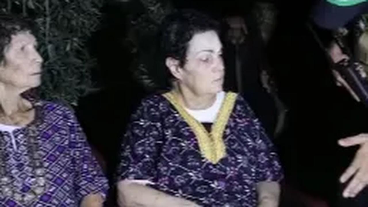 Hamas telah membebaskan dua tahanan Israel yaitu Yocheved Lifshitz (85) dan Nurit Cooper (79). Keduanya dibawa ke penyeberangan Rafah ke Mesir dan dijemput oleh Palang Merah. <br>