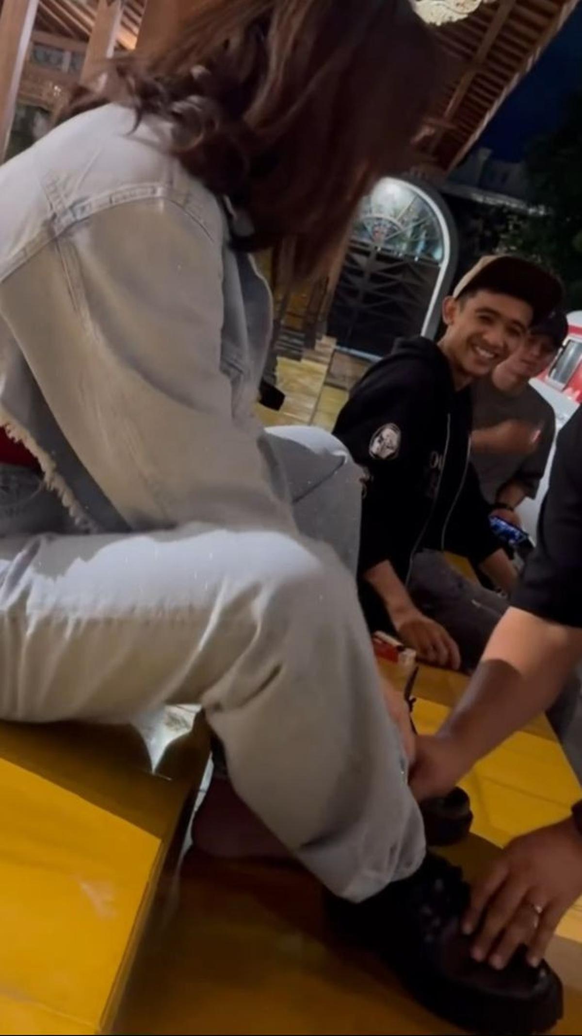 Happy Asmara tampaknya tidak sabar untuk mencoba alat kesenian di pendopo.&nbsp;