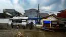 Akibatnya, banjir dengan ketinggian sekitar satu meter menggenangi Perumahan Taman Mangu Indah, Jurangmangu Barat, Pondok Aren, Tangerang Selatan. (merdeka.com/Arie Basuki)